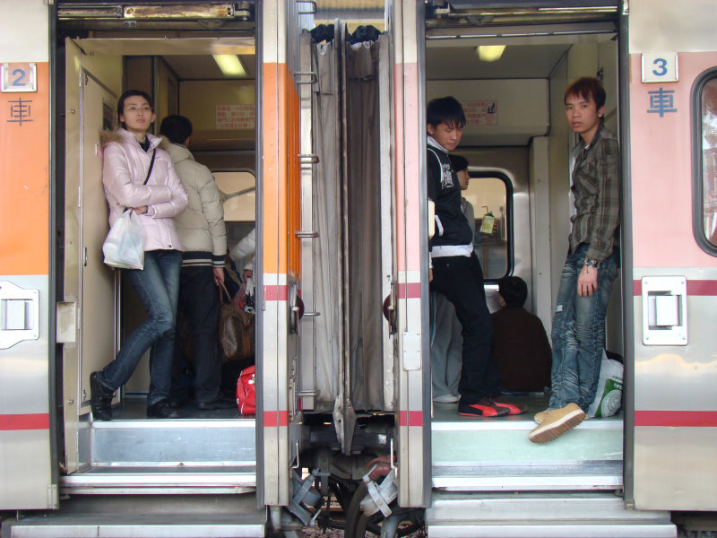 月台交談旅客2009台中火車站台灣鐵路旅遊攝影