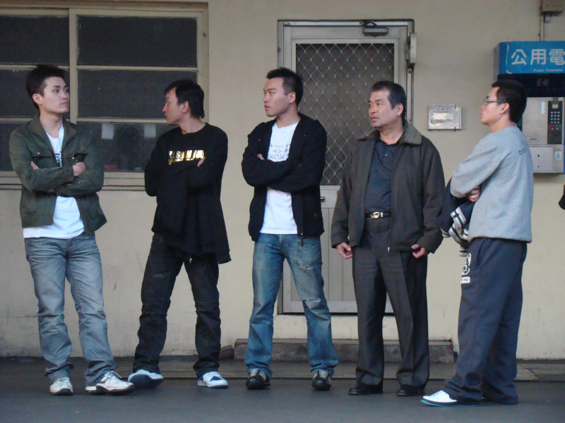 月台交談旅客2009台中火車站台灣鐵路旅遊攝影