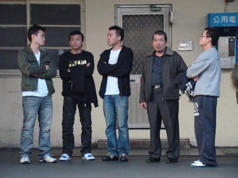 月台交談旅客2009台中火車站台灣鐵路旅遊攝影