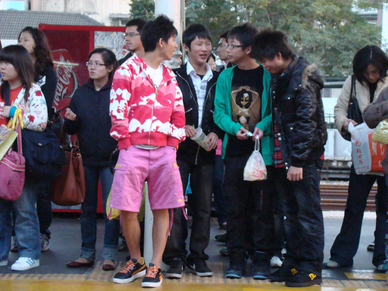 月台交談旅客2009台中火車站台灣鐵路旅遊攝影