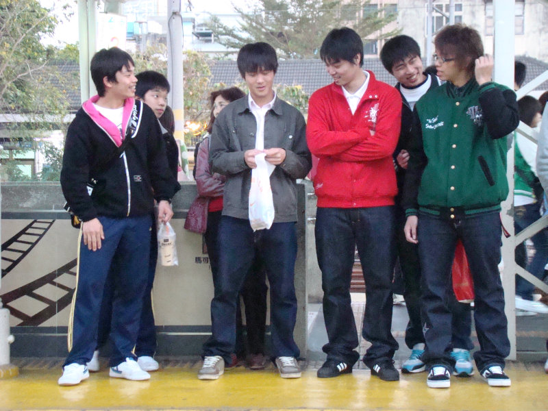 月台交談旅客2009台中火車站台灣鐵路旅遊攝影