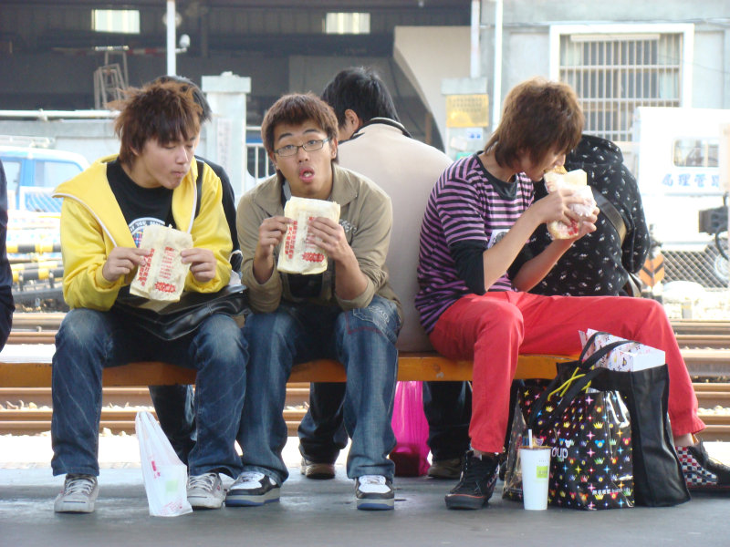 月台交談旅客2009台中火車站台灣鐵路旅遊攝影