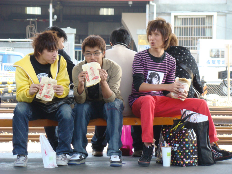 月台交談旅客2009台中火車站台灣鐵路旅遊攝影