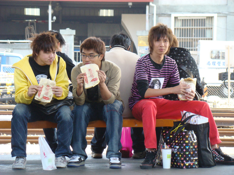 月台交談旅客2009台中火車站台灣鐵路旅遊攝影