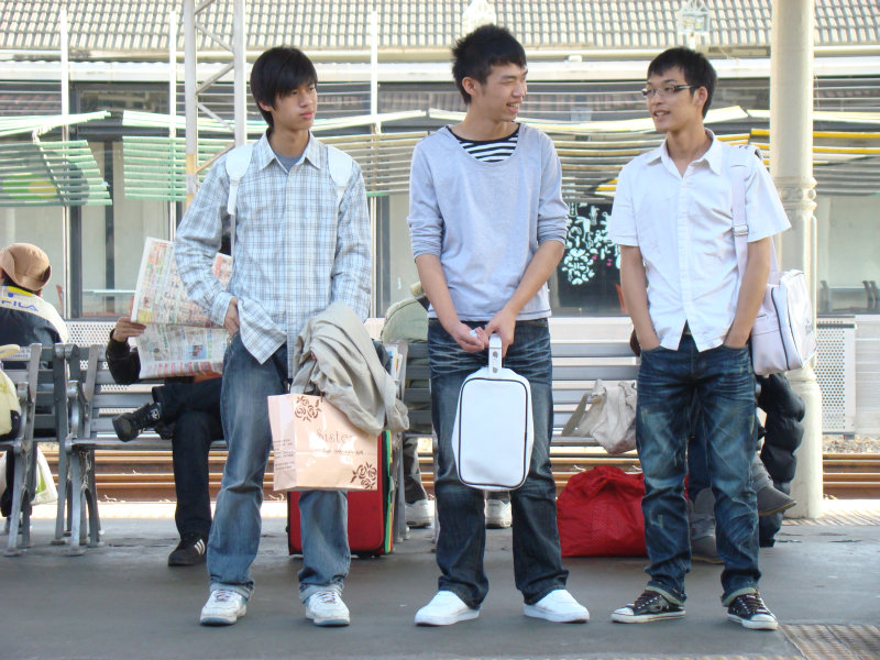 月台交談旅客2009台中火車站台灣鐵路旅遊攝影