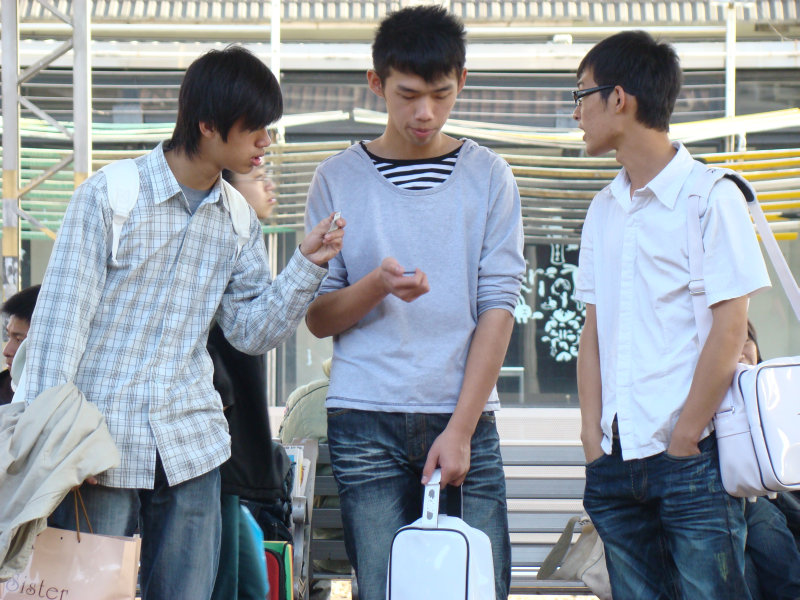 月台交談旅客2009台中火車站台灣鐵路旅遊攝影