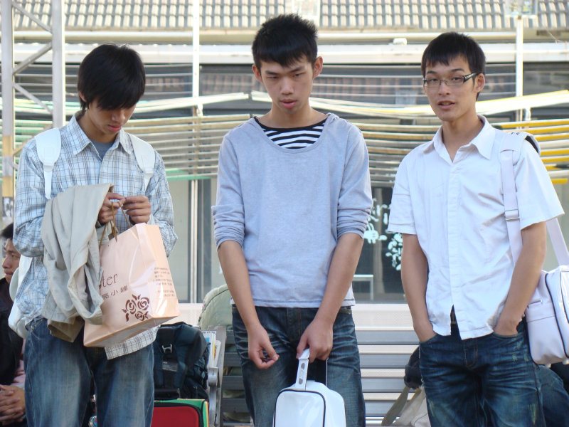 月台交談旅客2009台中火車站台灣鐵路旅遊攝影