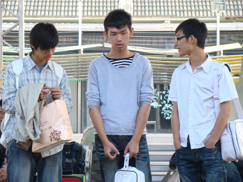 月台交談旅客2009台中火車站台灣鐵路旅遊攝影