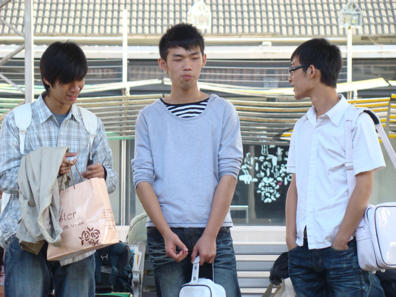 月台交談旅客2009台中火車站台灣鐵路旅遊攝影