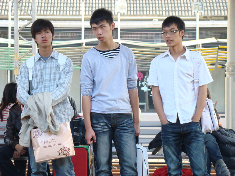 月台交談旅客2009台中火車站台灣鐵路旅遊攝影