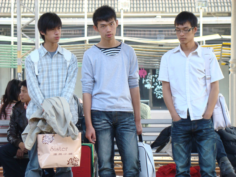 月台交談旅客2009台中火車站台灣鐵路旅遊攝影