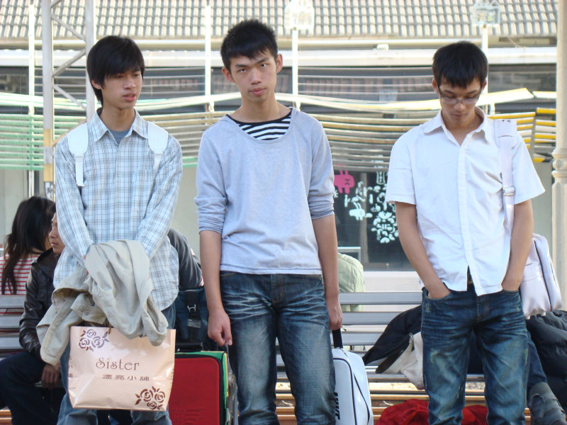 月台交談旅客2009台中火車站台灣鐵路旅遊攝影