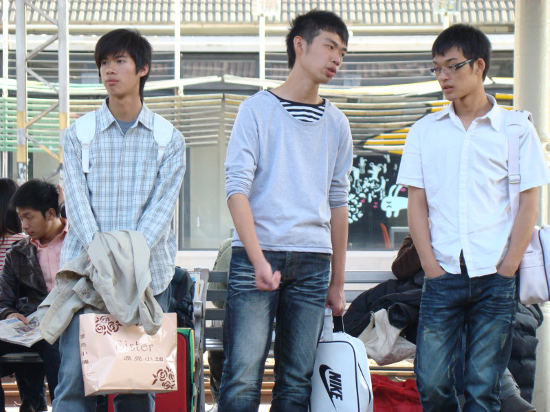 月台交談旅客2009台中火車站台灣鐵路旅遊攝影