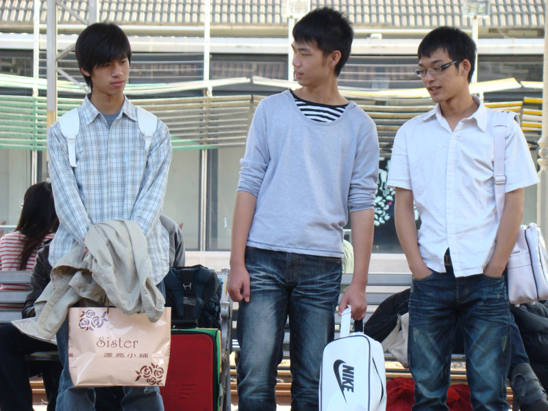 月台交談旅客2009台中火車站台灣鐵路旅遊攝影