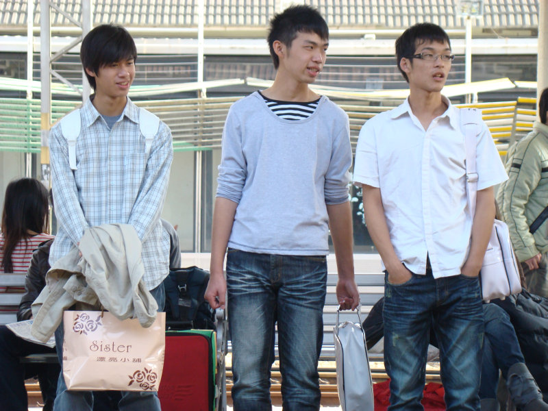 月台交談旅客2009台中火車站台灣鐵路旅遊攝影