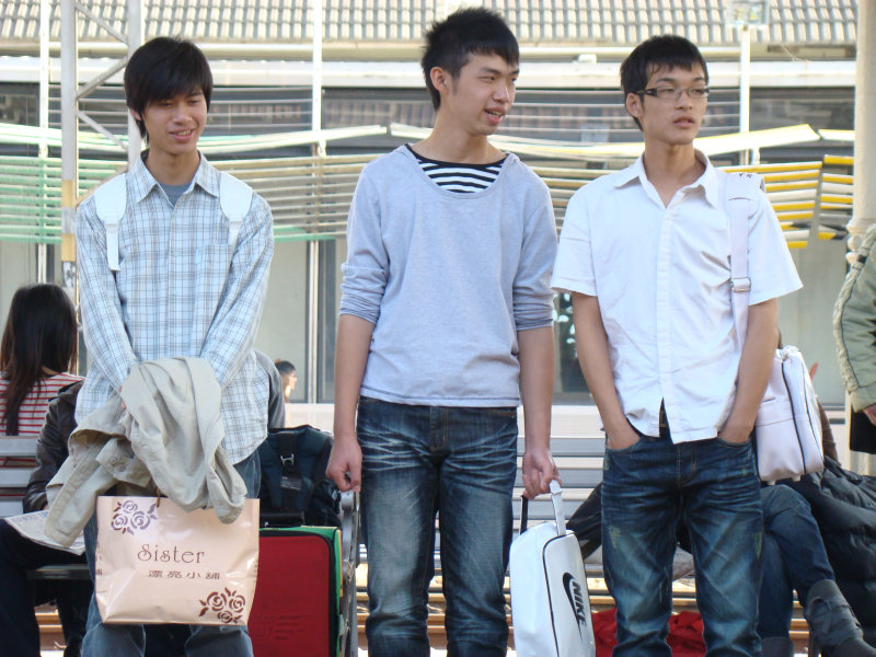 月台交談旅客2009台中火車站台灣鐵路旅遊攝影