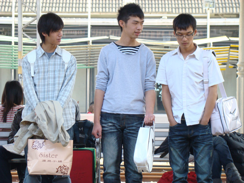 月台交談旅客2009台中火車站台灣鐵路旅遊攝影