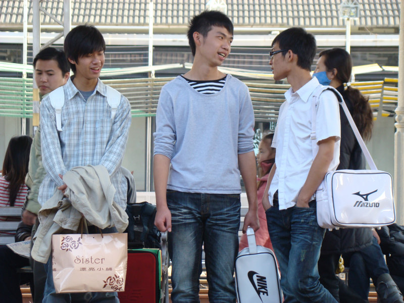 月台交談旅客2009台中火車站台灣鐵路旅遊攝影