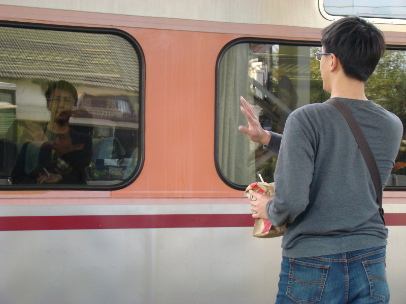 月台交談旅客2009台中火車站台灣鐵路旅遊攝影