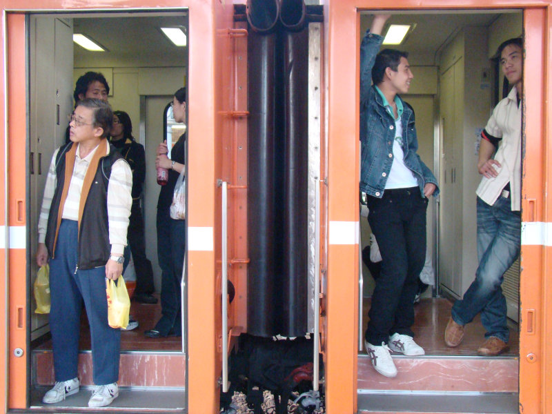 月台交談旅客2009台中火車站台灣鐵路旅遊攝影