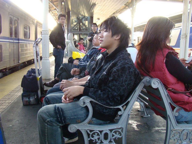 月台交談旅客2009台中火車站台灣鐵路旅遊攝影