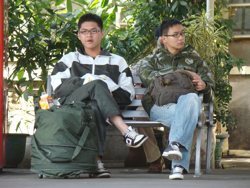 月台交談旅客2009台中火車站台灣鐵路旅遊攝影