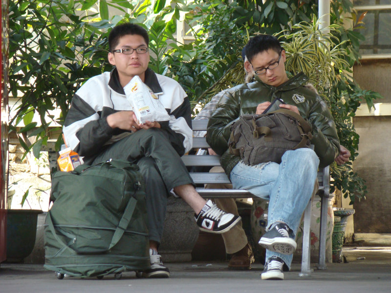 月台交談旅客2009台中火車站台灣鐵路旅遊攝影