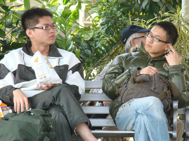 月台交談旅客2009台中火車站台灣鐵路旅遊攝影