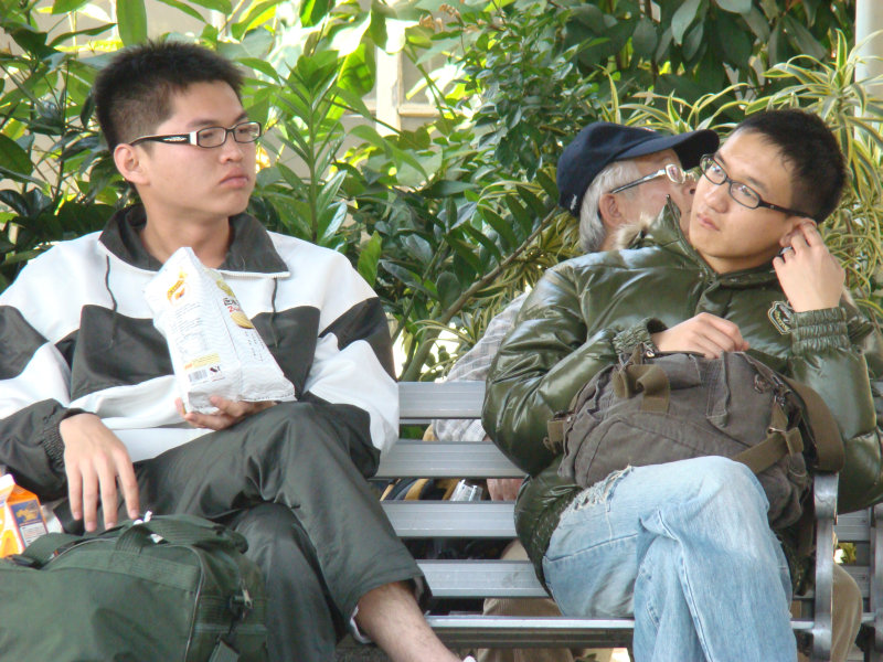 月台交談旅客2009台中火車站台灣鐵路旅遊攝影