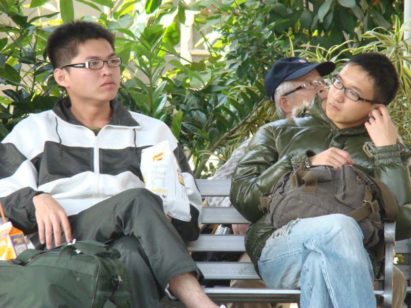 月台交談旅客2009台中火車站台灣鐵路旅遊攝影