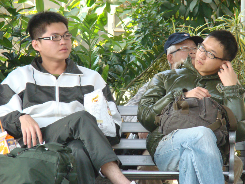 月台交談旅客2009台中火車站台灣鐵路旅遊攝影