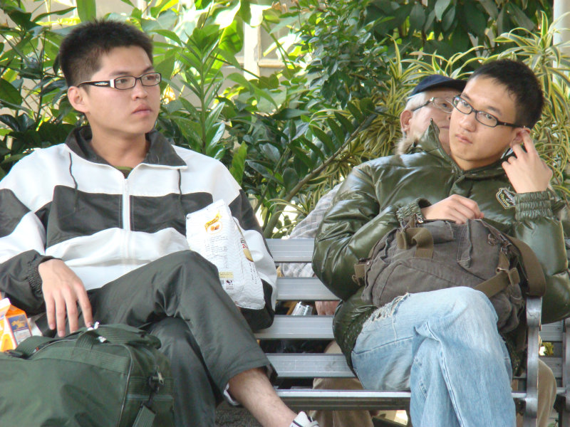 月台交談旅客2009台中火車站台灣鐵路旅遊攝影