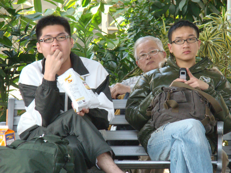 月台交談旅客2009台中火車站台灣鐵路旅遊攝影