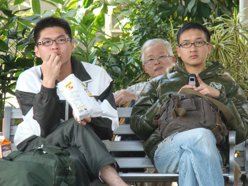 月台交談旅客2009台中火車站台灣鐵路旅遊攝影