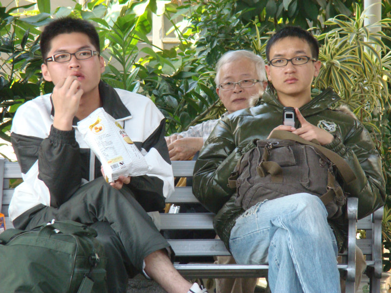 月台交談旅客2009台中火車站台灣鐵路旅遊攝影