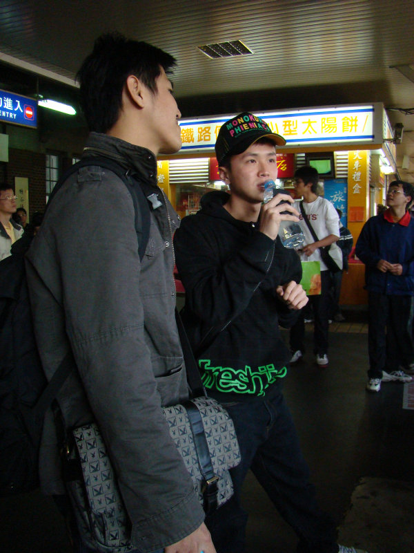 月台交談旅客2009台中火車站台灣鐵路旅遊攝影