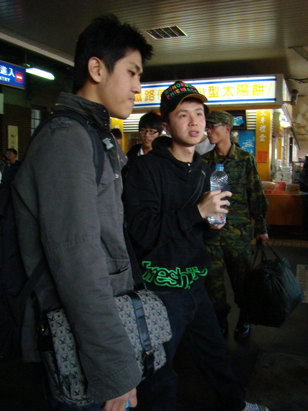 月台交談旅客2009台中火車站台灣鐵路旅遊攝影