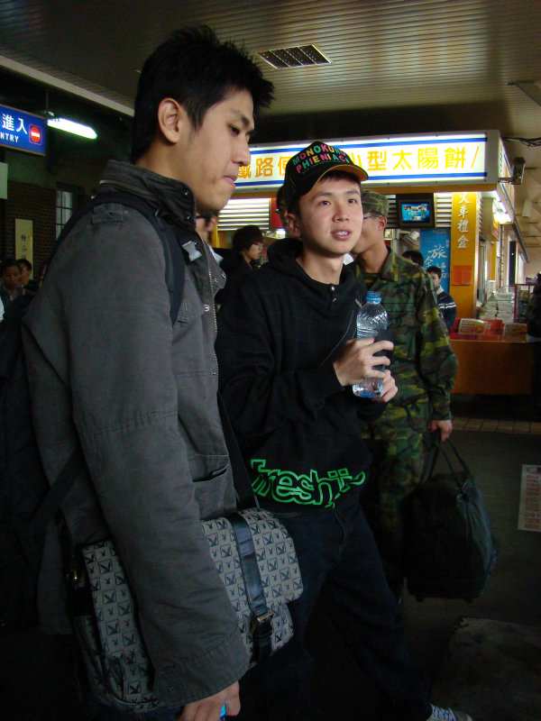 月台交談旅客2009台中火車站台灣鐵路旅遊攝影