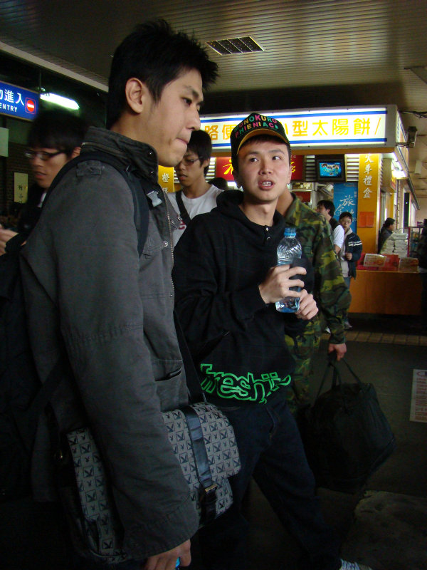 月台交談旅客2009台中火車站台灣鐵路旅遊攝影