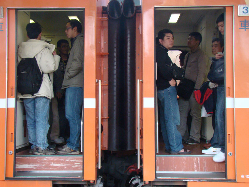月台交談旅客2009台中火車站台灣鐵路旅遊攝影