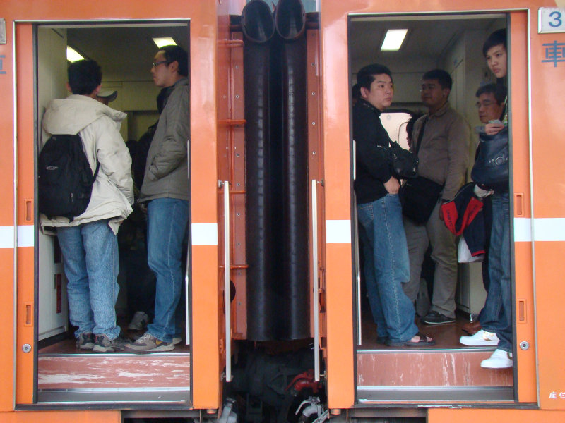 月台交談旅客2009台中火車站台灣鐵路旅遊攝影