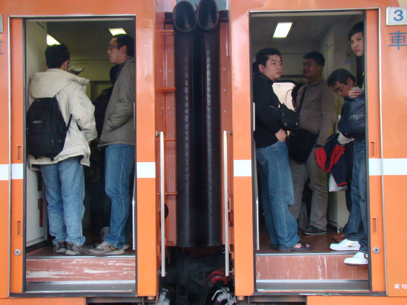 月台交談旅客2009台中火車站台灣鐵路旅遊攝影