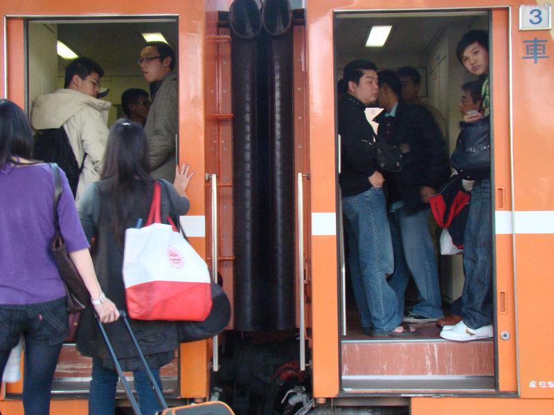 月台交談旅客2009台中火車站台灣鐵路旅遊攝影