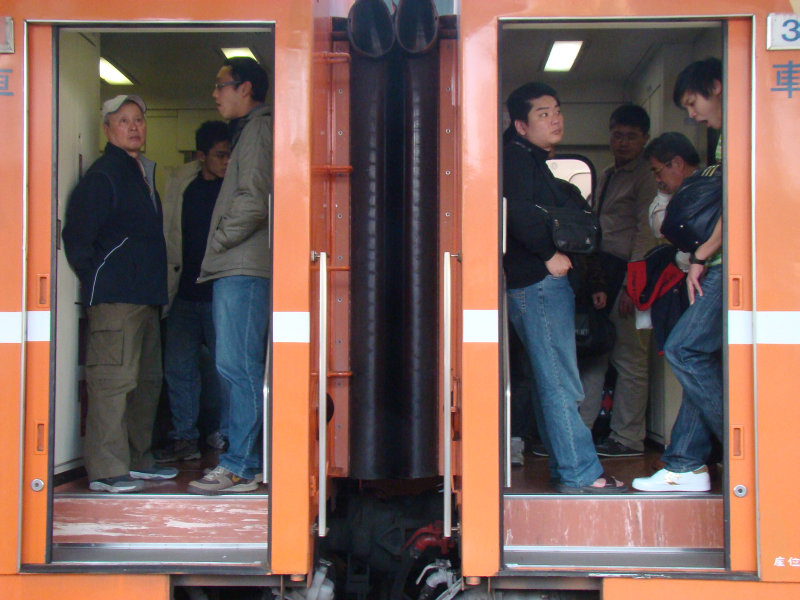 月台交談旅客2009台中火車站台灣鐵路旅遊攝影