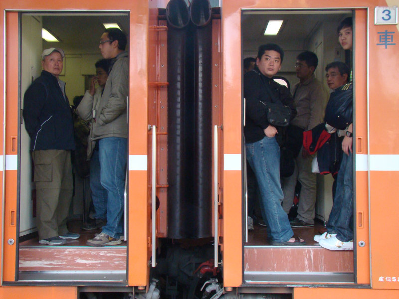 月台交談旅客2009台中火車站台灣鐵路旅遊攝影