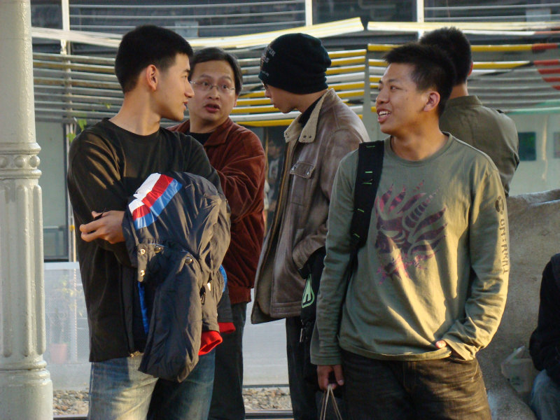 月台交談旅客2009台中火車站台灣鐵路旅遊攝影