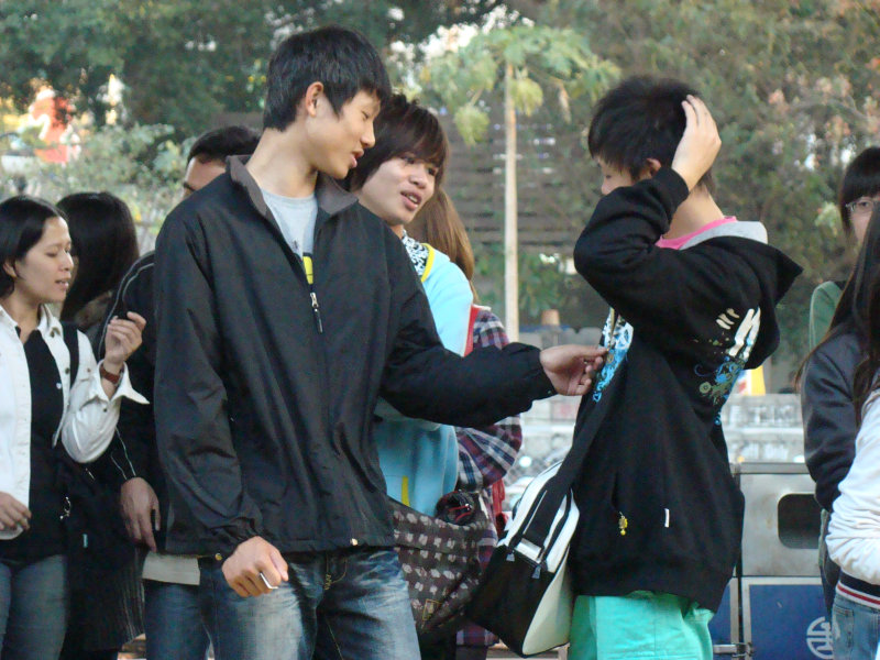 月台交談旅客2009台中火車站台灣鐵路旅遊攝影