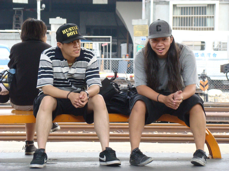 月台交談旅客2009台中火車站台灣鐵路旅遊攝影