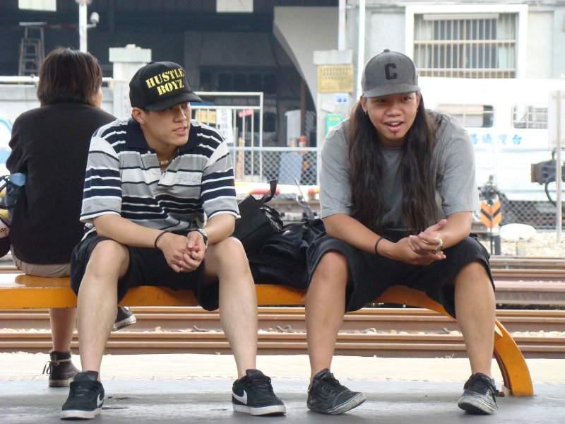 月台交談旅客2009台中火車站台灣鐵路旅遊攝影