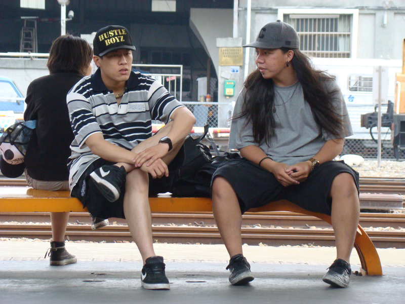 月台交談旅客2009台中火車站台灣鐵路旅遊攝影